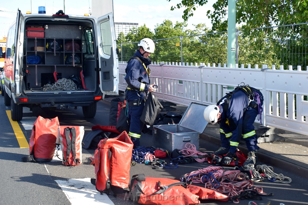 Koelner Seilbahn Gondel blieb haengen Koeln Linksrheinisch P421.JPG